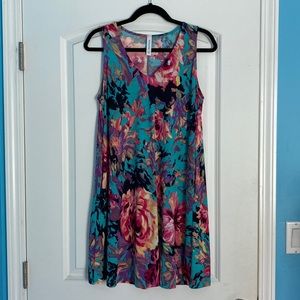 Floral print sleeveless dress.